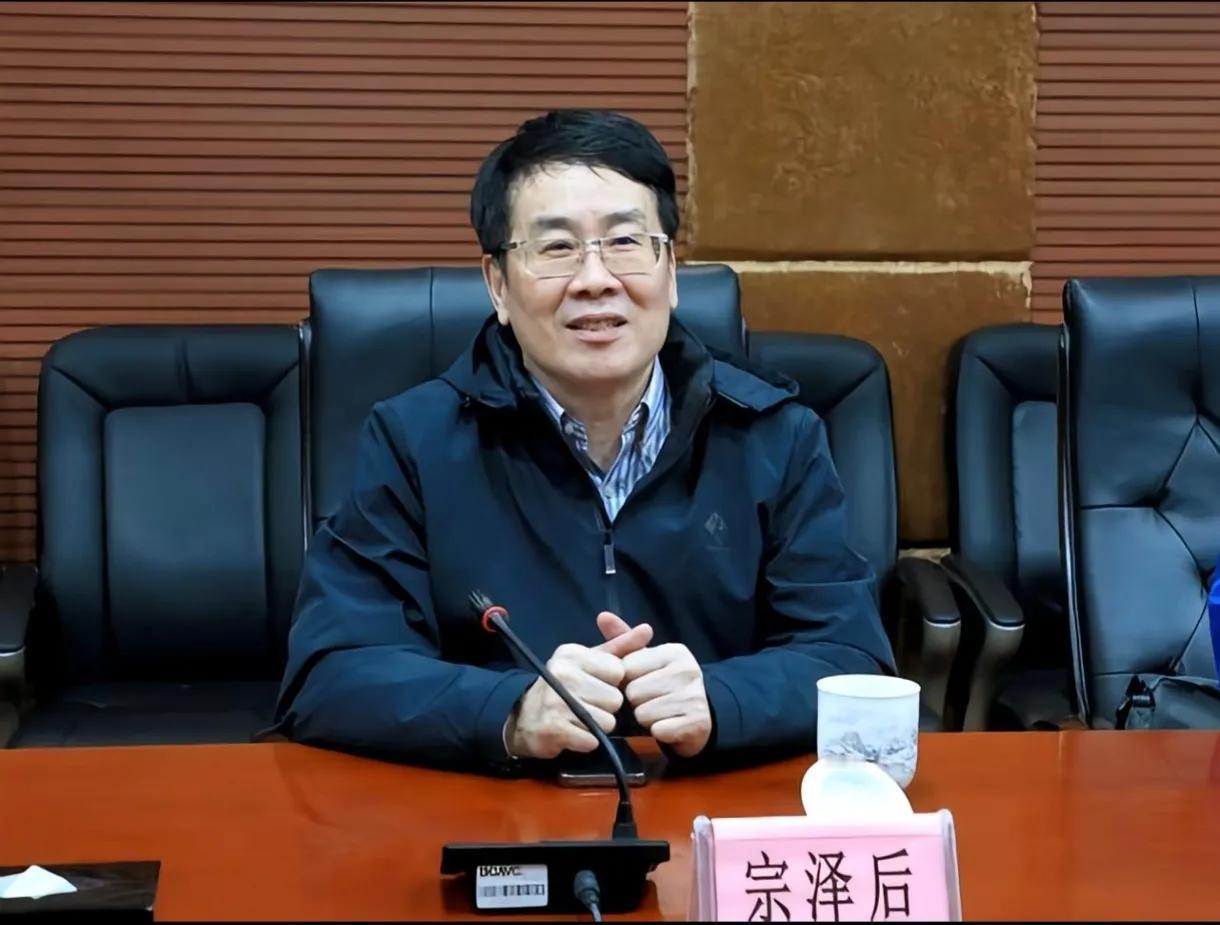 宗老的亲弟弟，宗馥莉的亲三叔宗泽后为什么不向着哥哥家的大女儿宗馥莉，而是处处针对