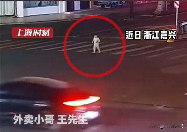 浙江嘉兴，宝妈夜里哄3岁儿子睡着之后，突然要去加班，就将孩子一个人丢在家里睡觉。