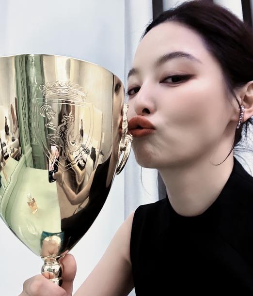 辛芷蕾获得威尼斯影后的首次晒照！她配文道：感恩所有~