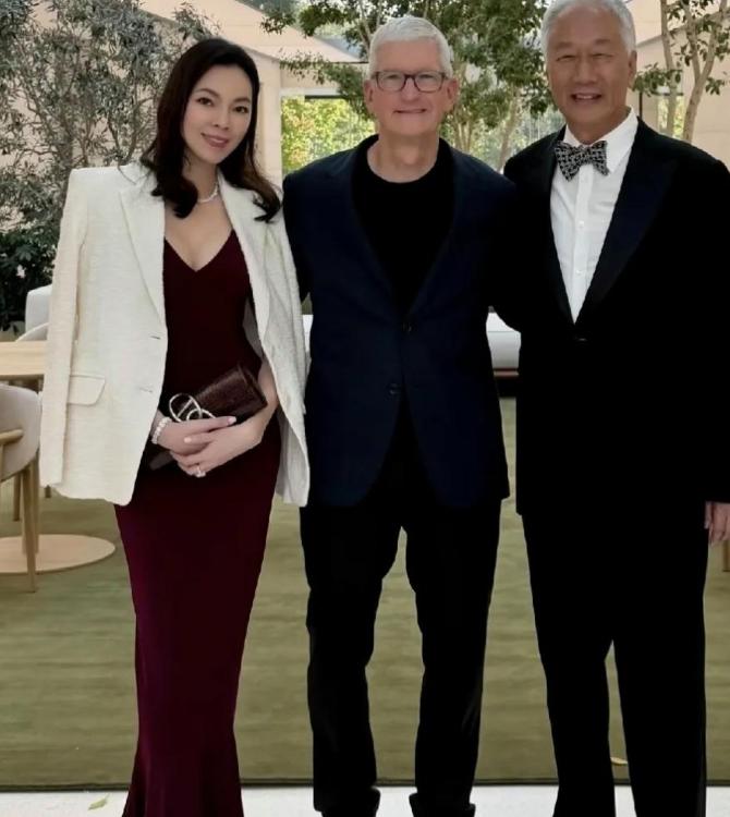 8月30日，76岁郭台铭头发全白，带着52岁妻子曾馨莹飞到美国加州AppleP
