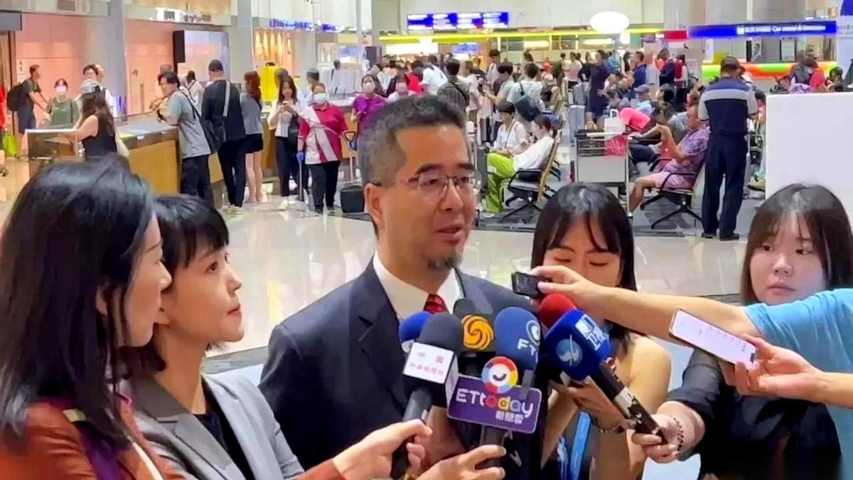 国民党副主席萧旭岑，走进了节目录制现场。主持人话筒递过去，正事没聊两句，全场的