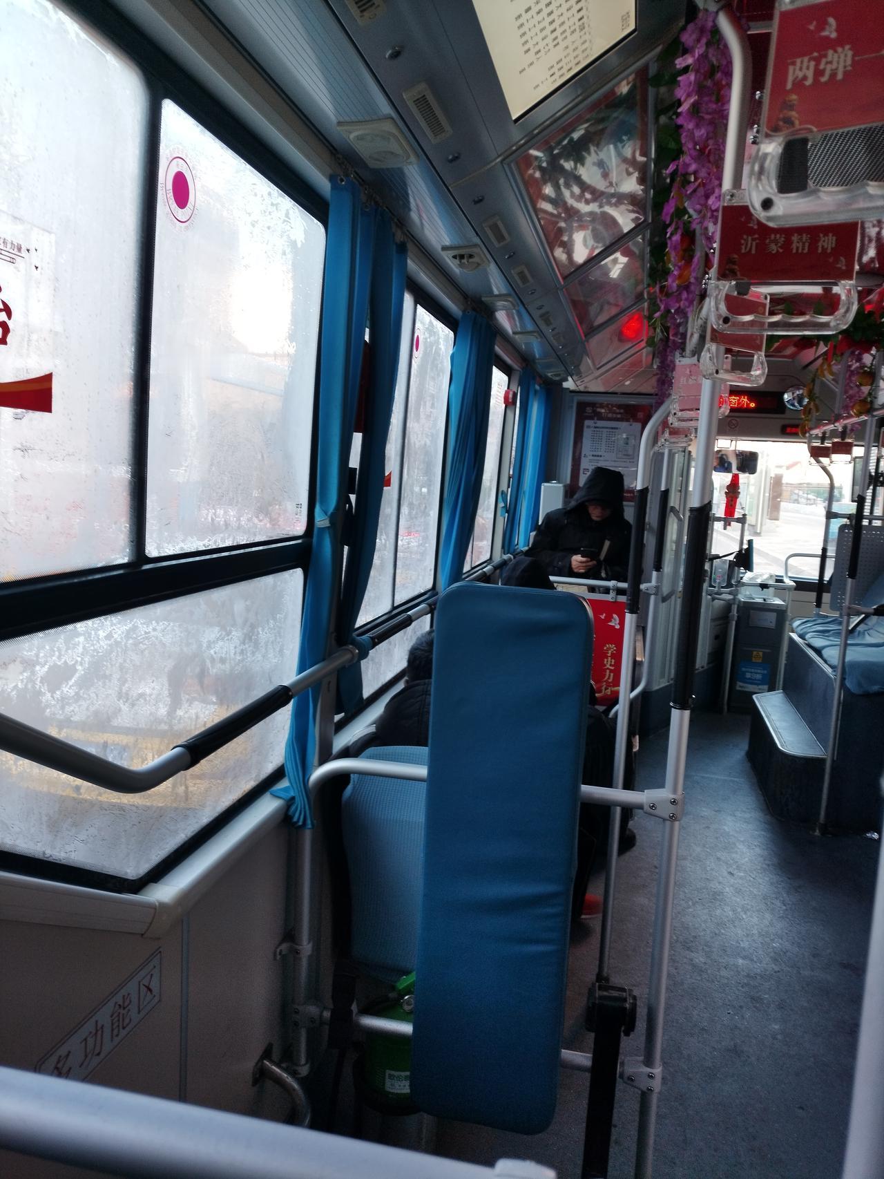 看起来沈阳公交系统可能统一口径了吧。今天坐沈阳公交240路汽车也是美丽冻人呢