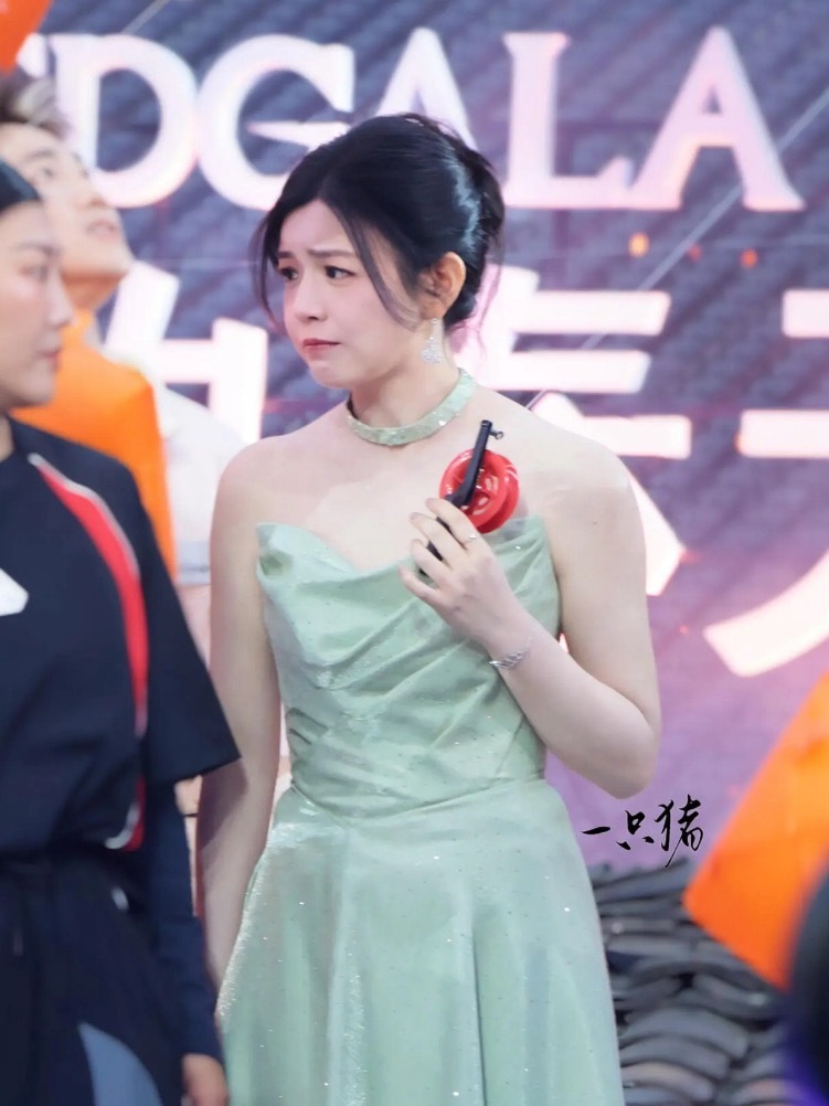 她到底吃到了什么瓜......哈哈哈哈…好生动形象的表情啊，这也太可爱了吧