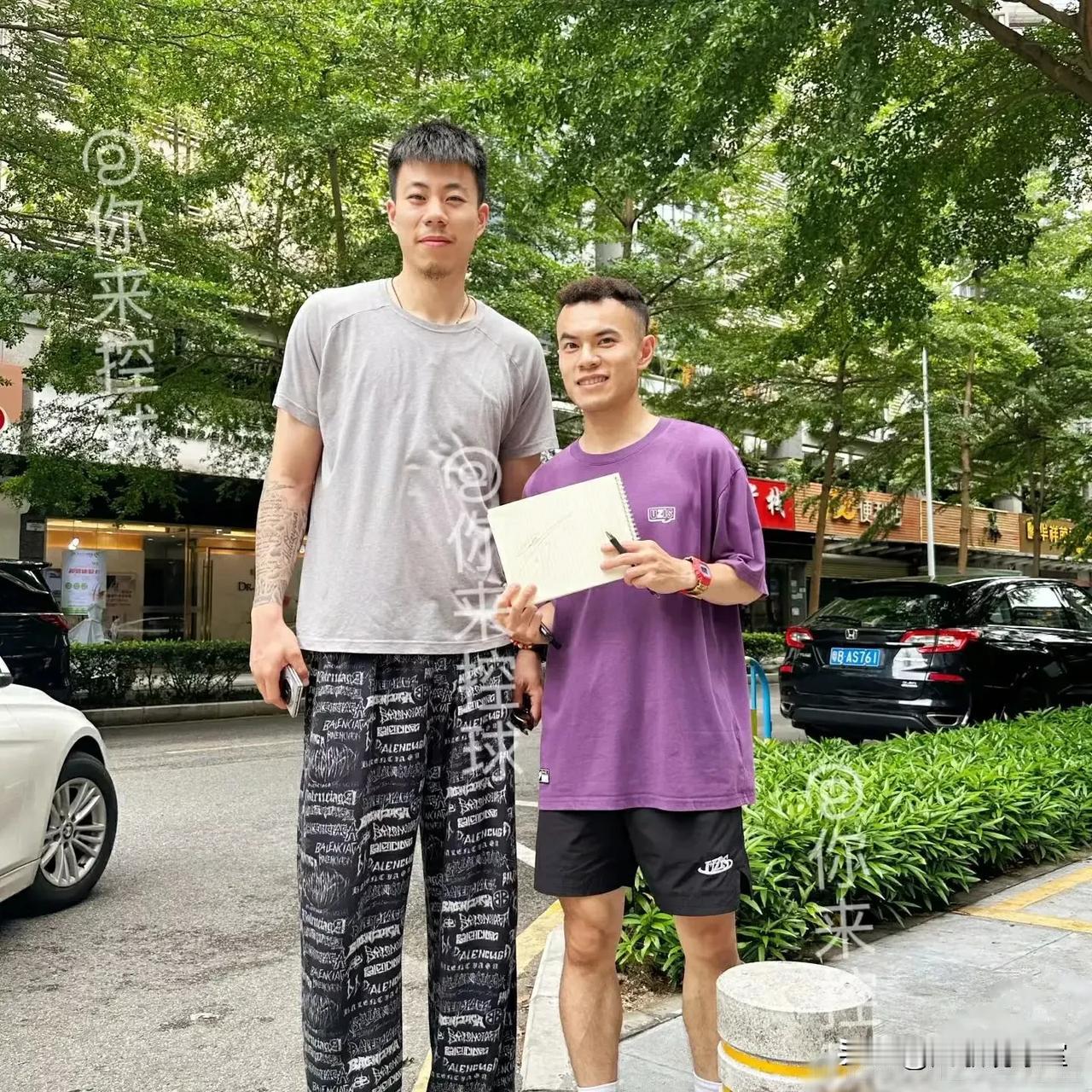 这不挺好的嘛！[赞]广东球迷深圳街头偶遇辽篮球员张镇麟，不得不说，张镇麟人品还
