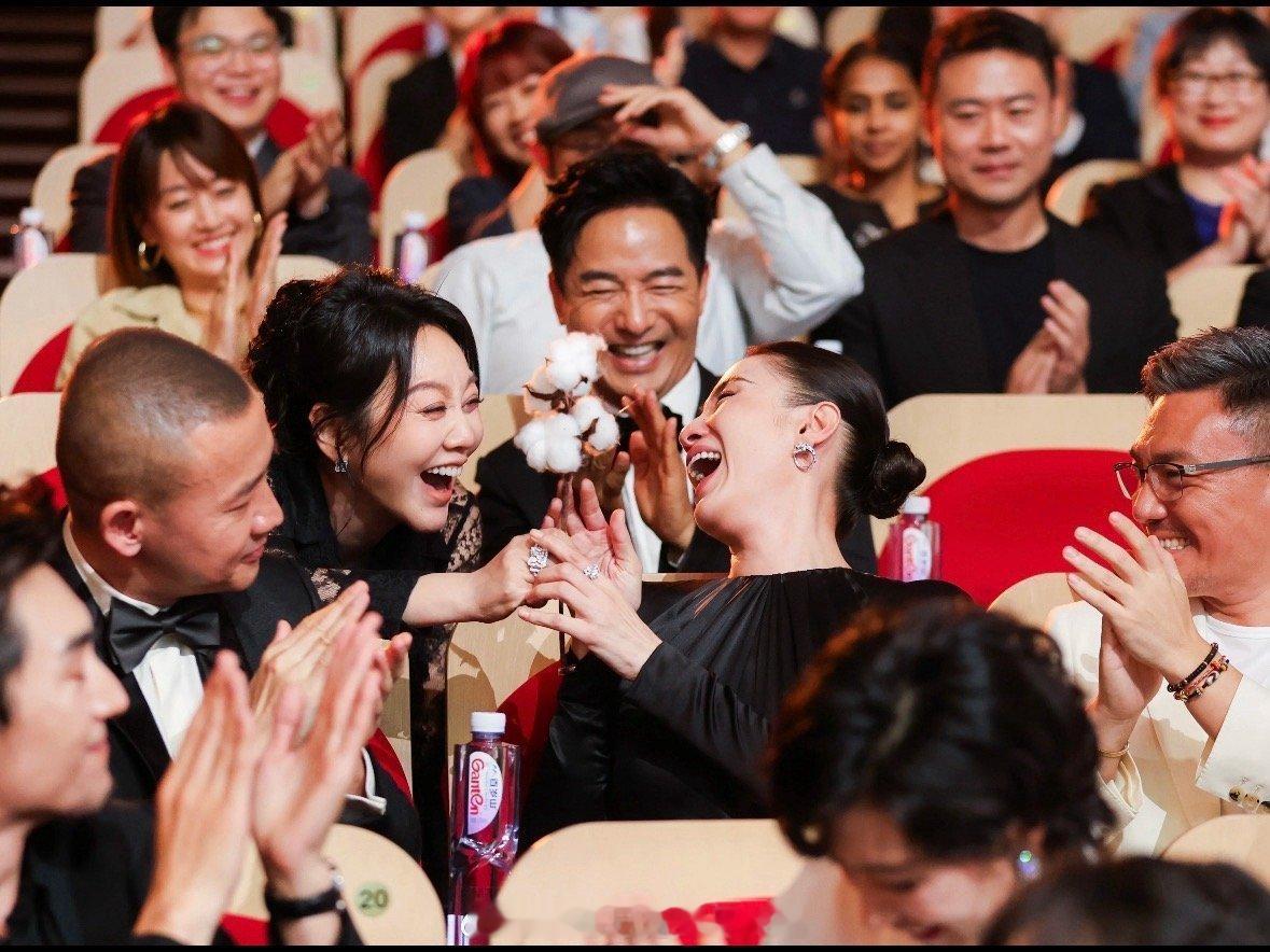 今天微博上都是女演员获奖其他女演员，甚至一起入围的演员之间的惺惺相惜。真的就不太