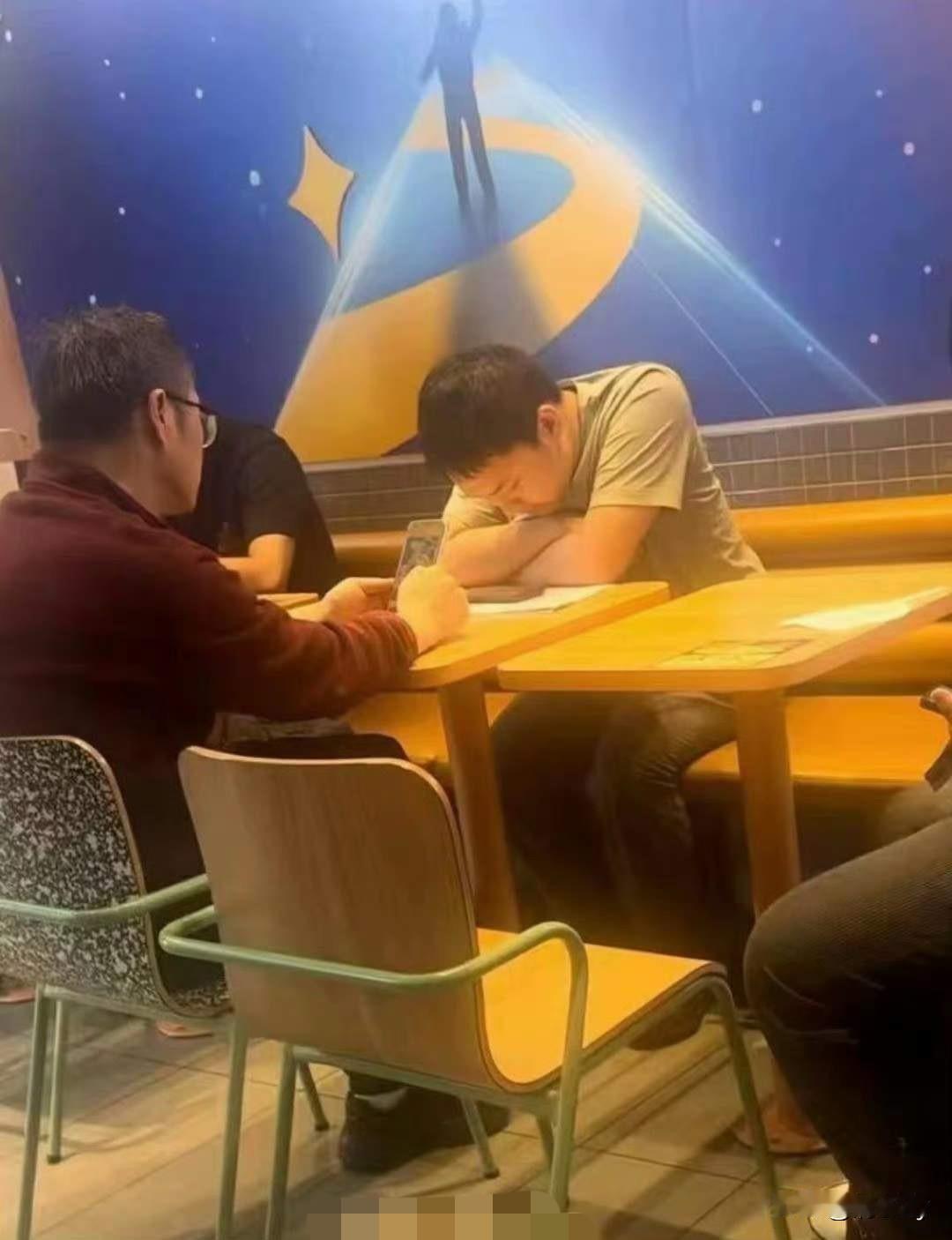 老师太难了！当看到杀哥情绪爆发表现异常时，老师没有采取硬碰硬措施而是软化态度，让