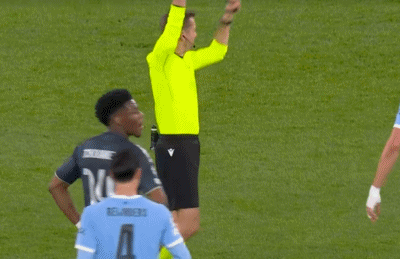 【一家之言】有多少人发现，B席被罚下前，当值主裁蒂尔潘曾举手示意越位？曼城本轮欧