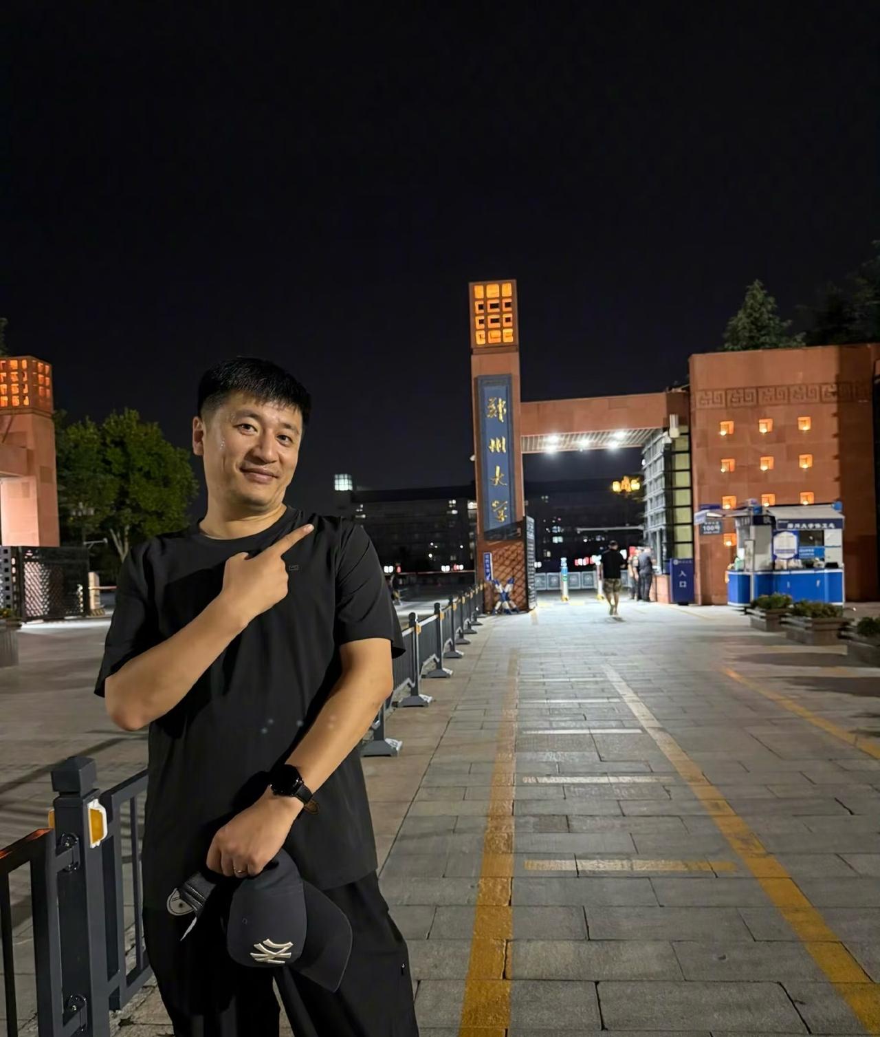 唉，张雪峰的二婚老婆可怎么办啊😭😭😭真的没想到，他正值壮年，就这么撒手人