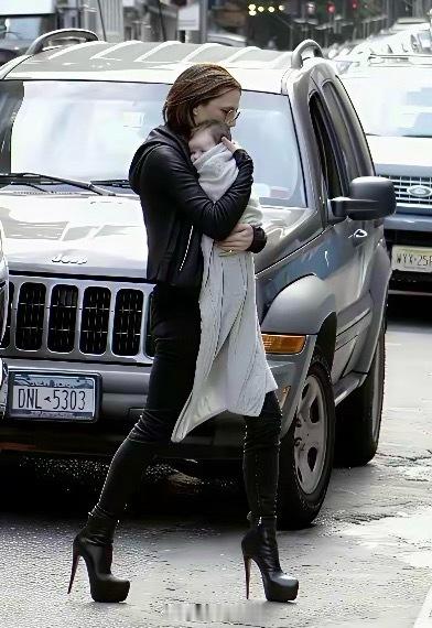 “贝嫂”维多利亚确实是爱美，带娃的时候都脚踏“恨天高”，也不怕崴了脚，摔着孩子，