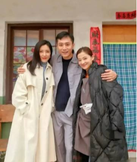 原来他们三个是同学，右边的刘烨和梅婷，都已大红大紫。左边这位，比梅婷还要美，为什