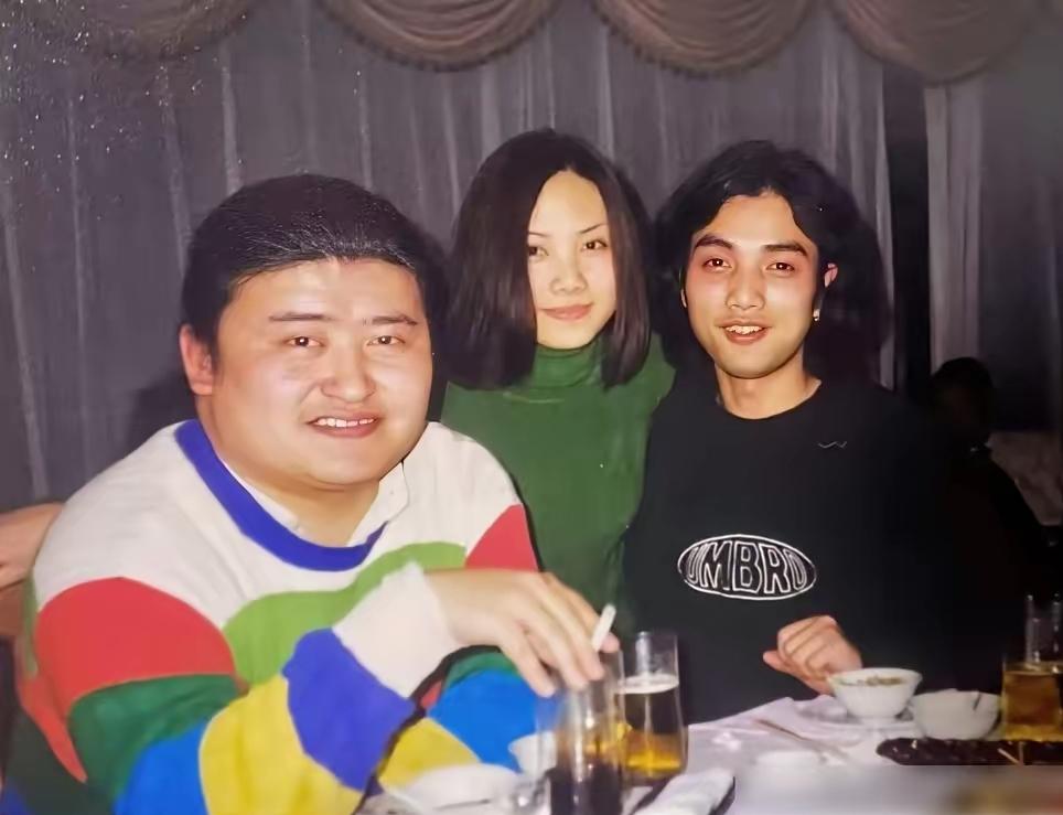 这张早年的三人合照，我认出了穿着彩色毛衣、扎着马尾、指夹香烟的刘欢老师，右一那位