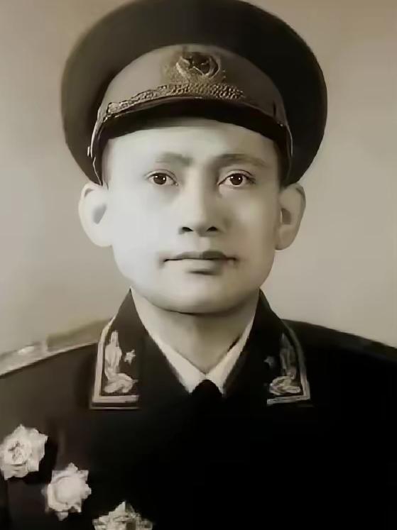 1935年，长征途中，詹才芳看到了一个重病的人被抛下，沉思片刻，说：“这么年轻，