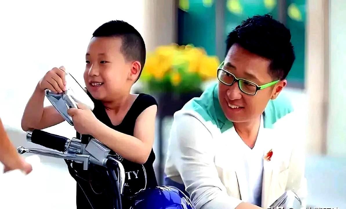 这是巴图的弟弟林大竣。大竣是宋丹丹的干儿子，今年15岁，他的父母是林永健和周