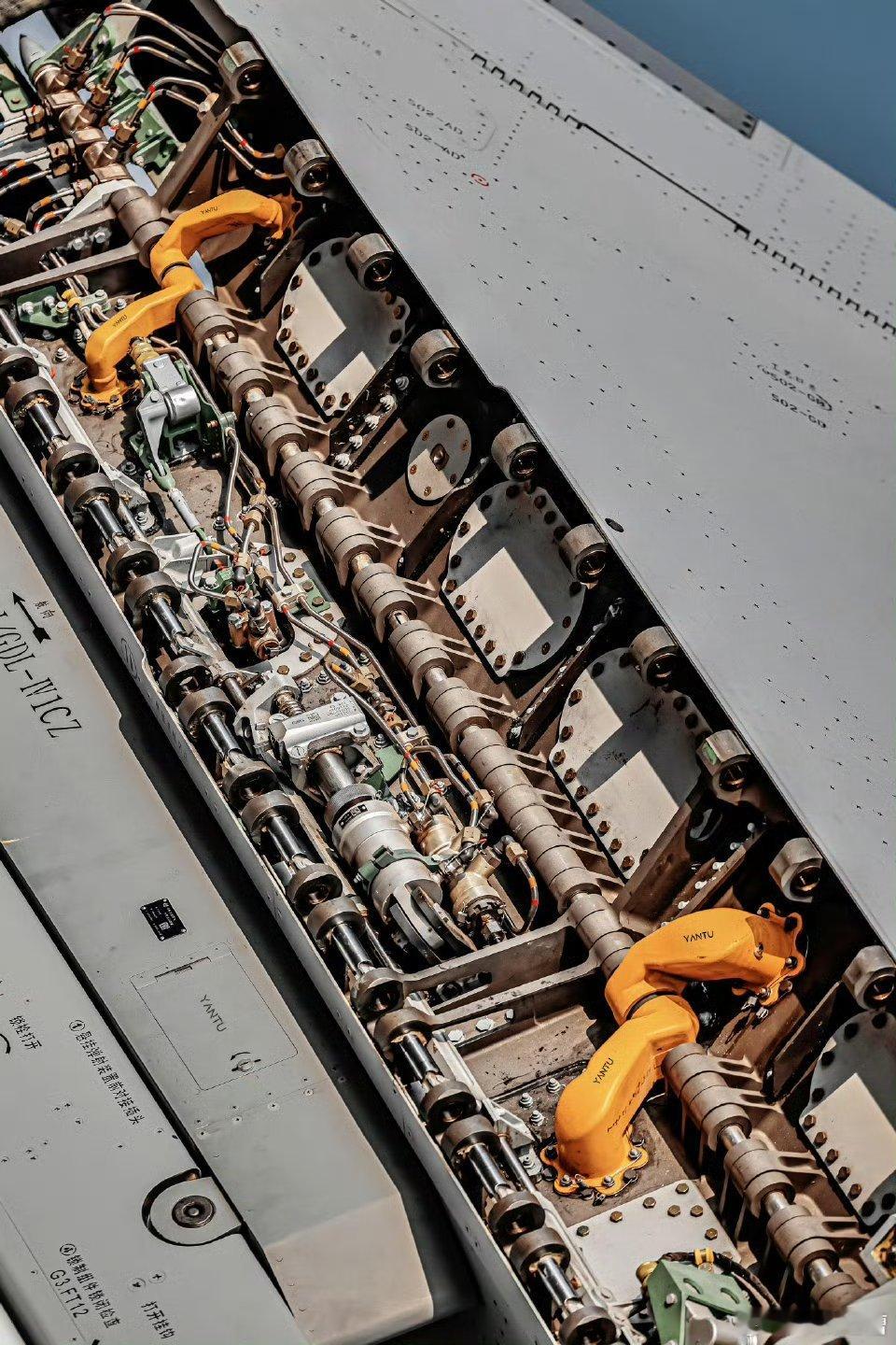 这才叫工业艺术歼15T机翼的折叠构造四代半战机都是如此精湛的做工再想想歼20和歼