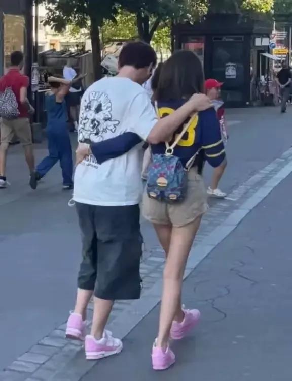 王思聪和女友懒懒法国香榭丽舍大街逍遥，明显老态，看样子身子骨已经被掏空了。虽然两