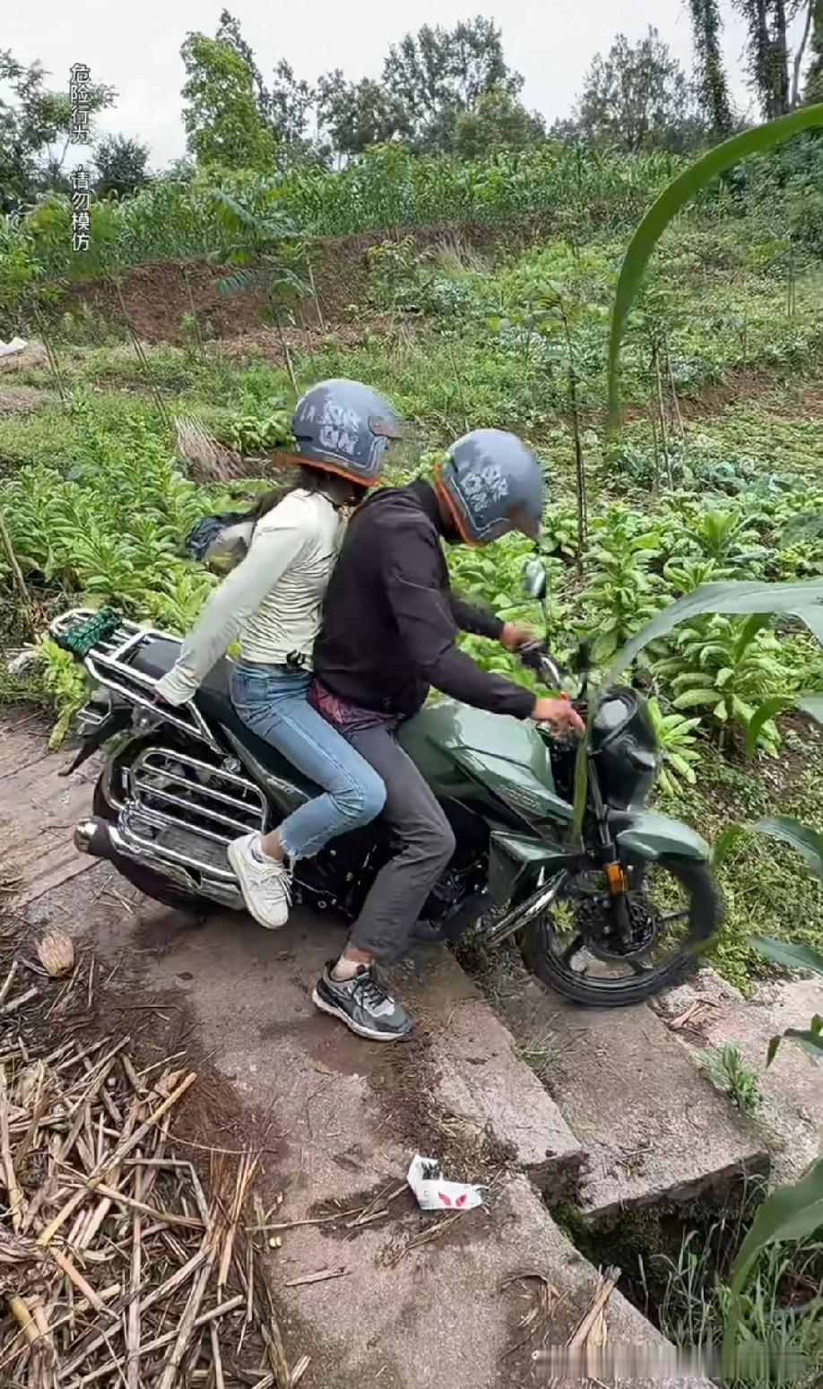 这是非坐不可吗[？？？]坐起来有那么舒服[捂脸哭]