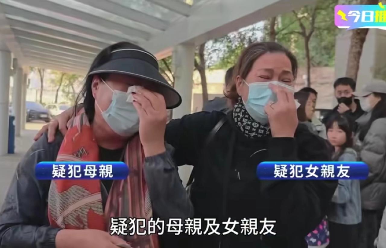 香港屯门被击毙男子，姓裴，母亲、一位中年女亲友，二人伤心痛哭，质疑警方为什么要开