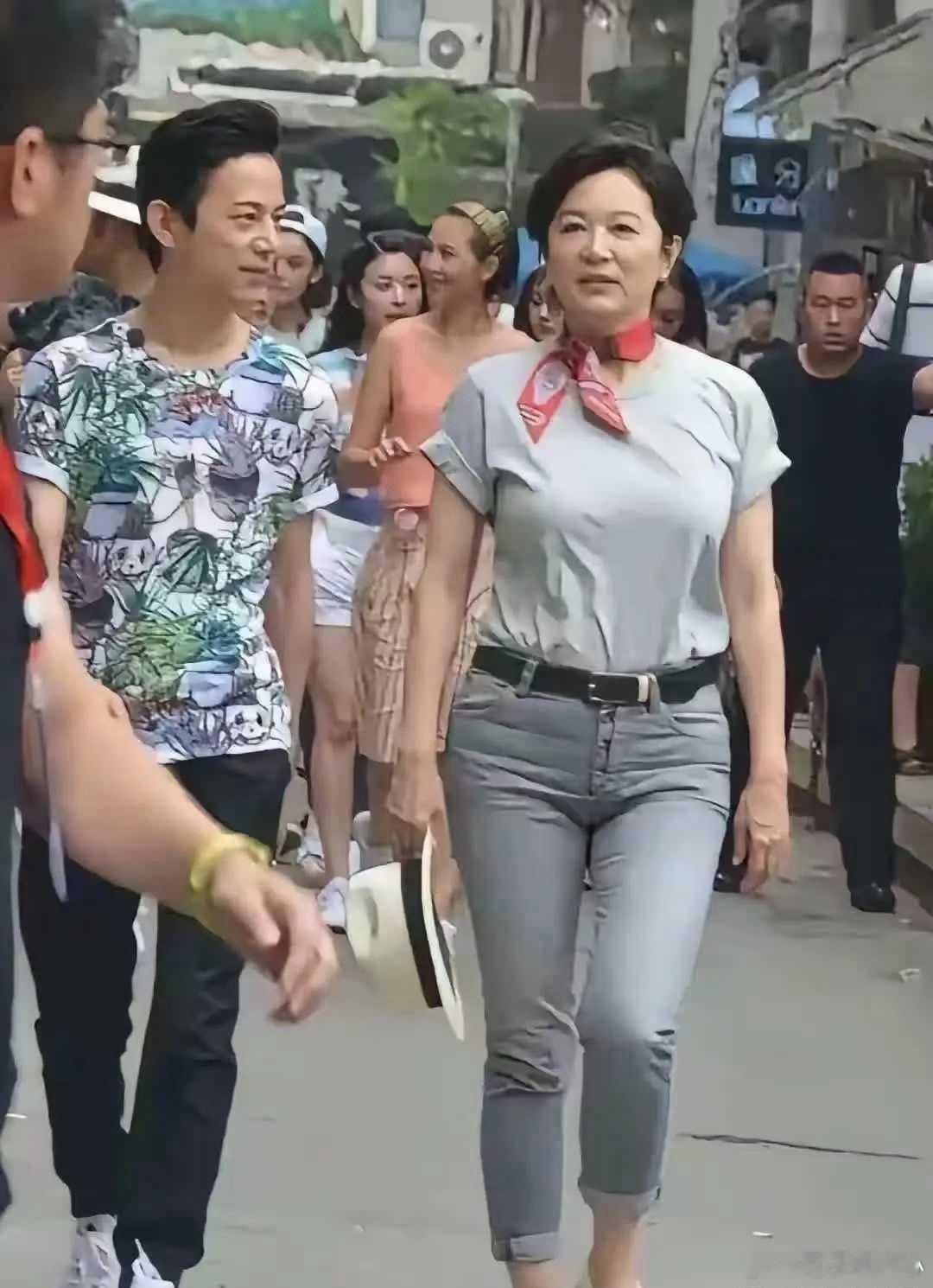 照片里是70岁的林青霞这身打扮和精神状况简直绝了！感觉她就是50多岁的人一样，走