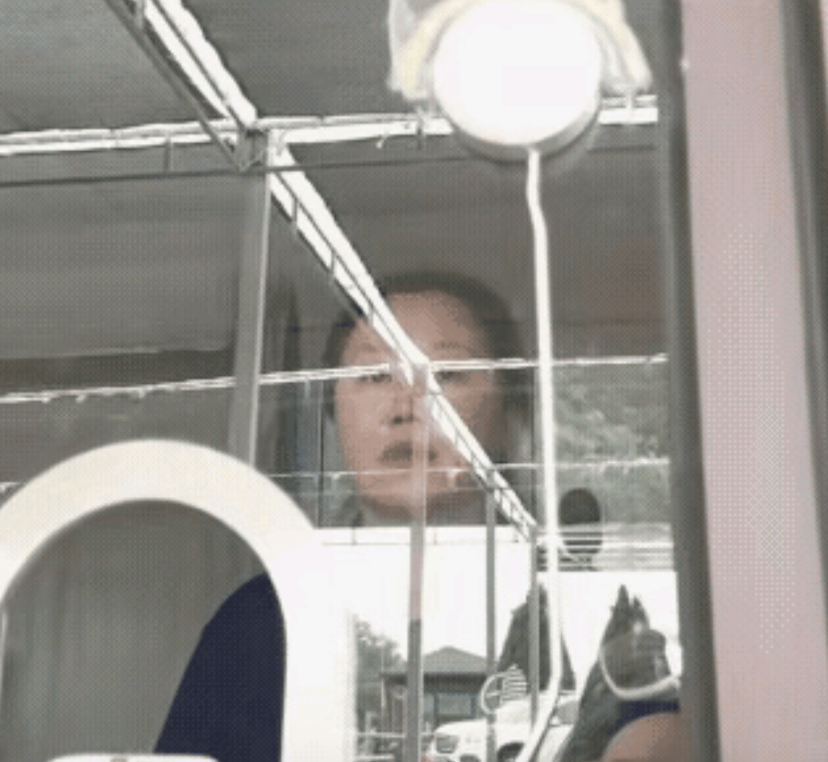 景区售票窗前，父亲一句“票卖完了”的善意谎言，被售票员一把亮出的实体票当场拆穿，