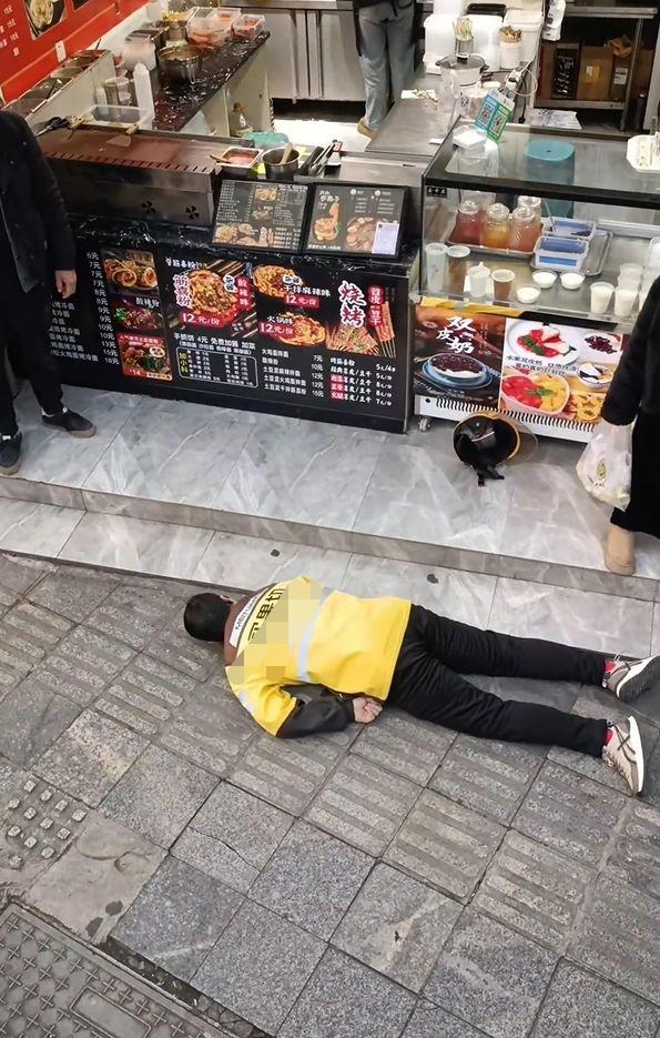 河南郑州，一男子是外卖员，公司每天从他收入中，自动扣除3元购买保险，每月90元，