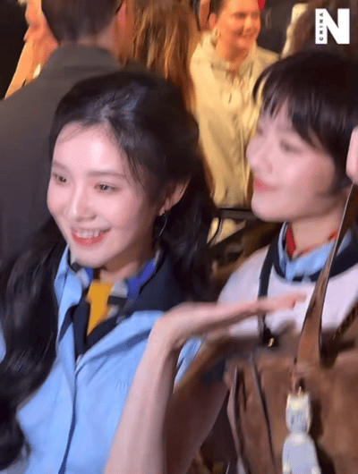 刘浩存李庚希拿手机自拍刘浩存把老鼠干带到MIUMIU大秀了秀场自拍🤳，俏皮灵