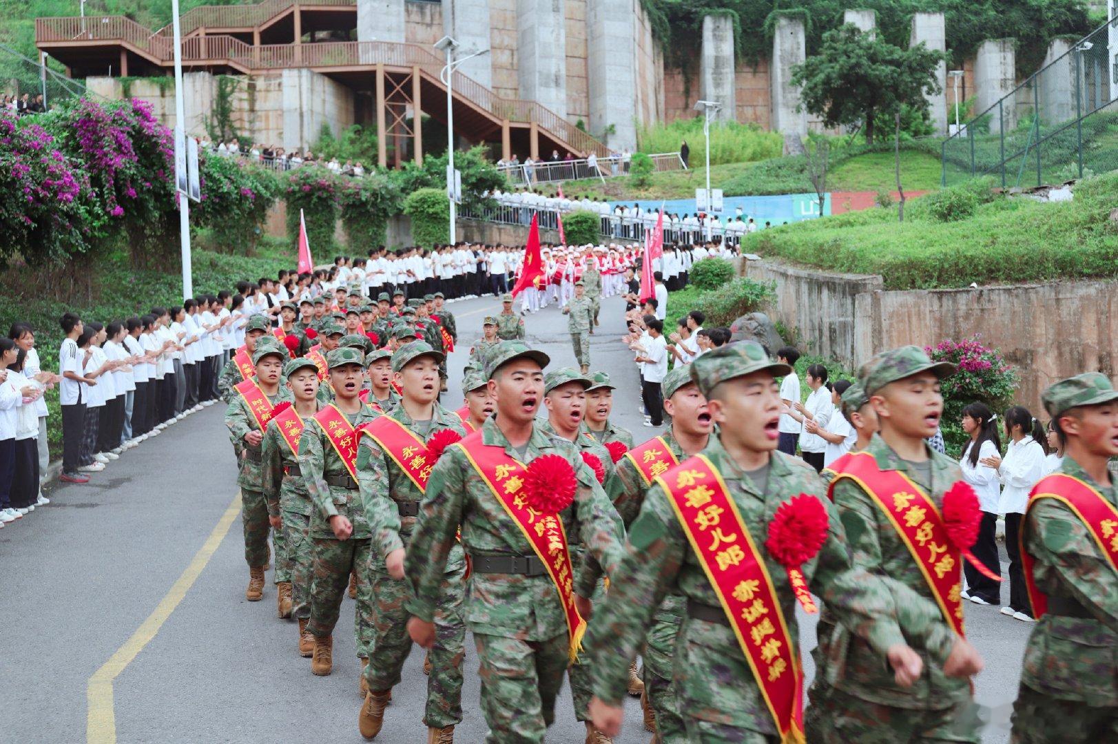 云南永善欢送62名新兵奔赴军营在云南永善欢送62名新兵奔赴自己更好的前程，真的