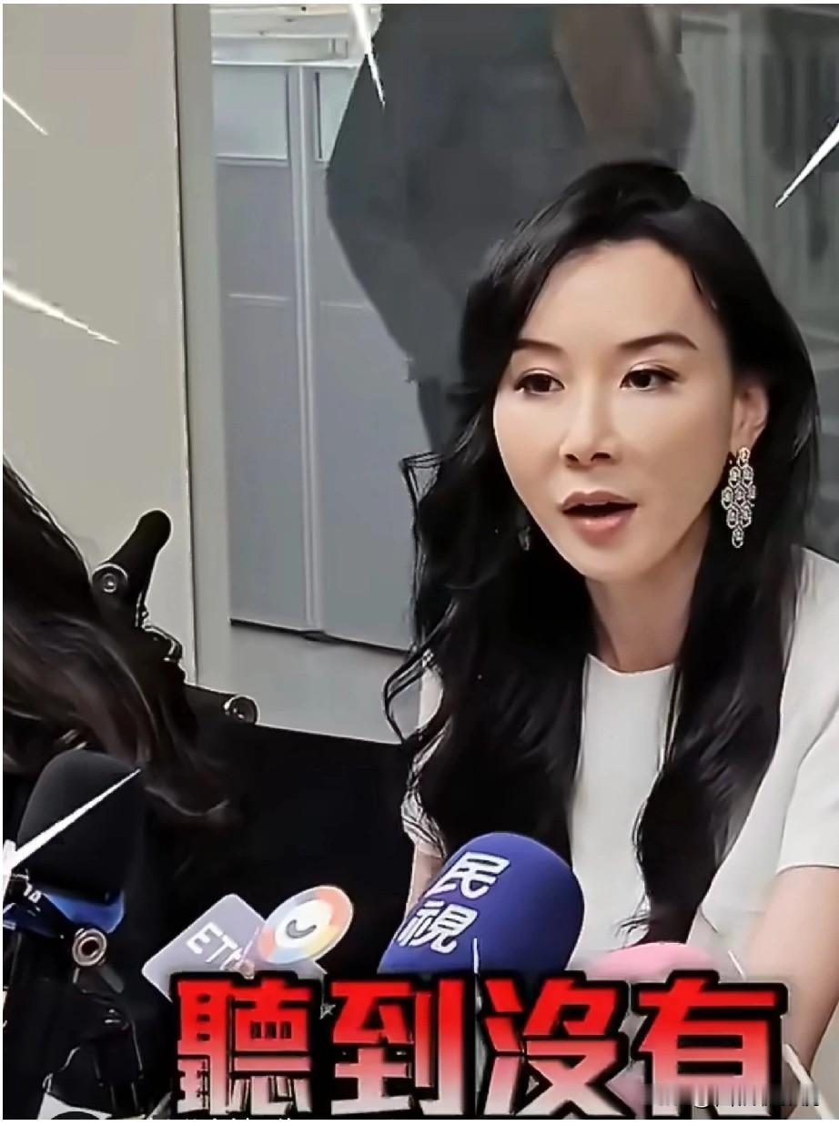 萧蔷瞪着记者，严肃道：“听到没有！”两秒后笑着问：“可以吗？我请你吃凤梨酥。”