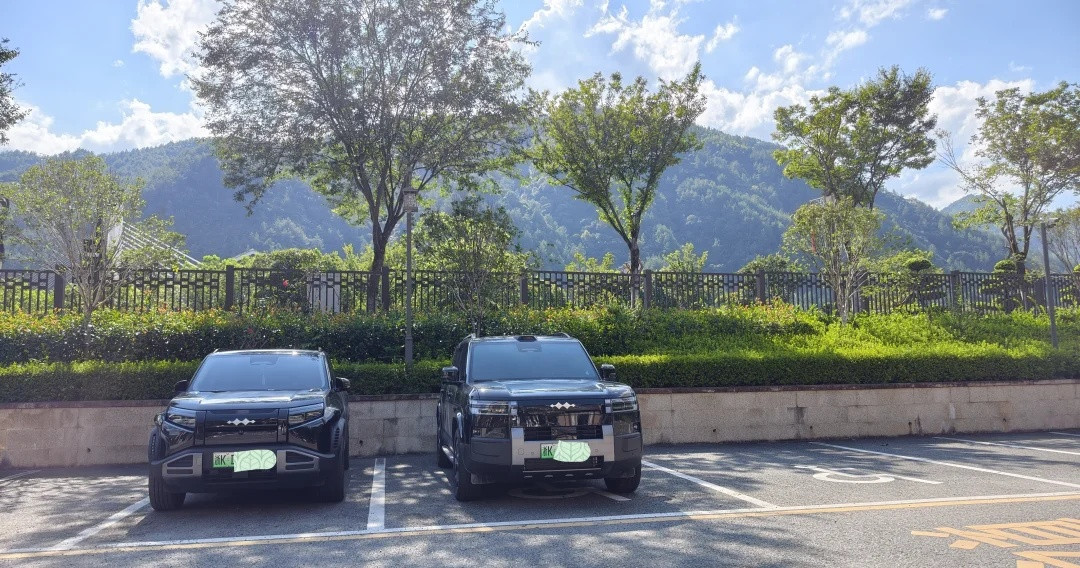 当方程豹钛7遇上方程豹钛3……今天去医院，我的钛7无意中碰上了这辆钛3，刚好两辆都是黑色款。这俩在一