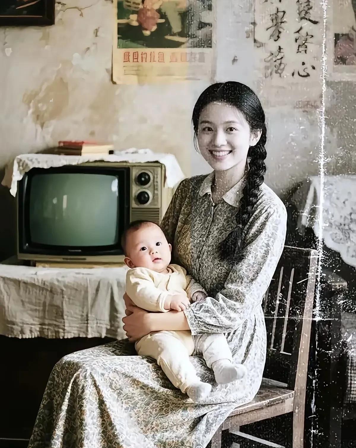 这是网友发布的自己小时候的照片，拍摄于1990年，宝宝可爱，妈妈漂亮。这位妈妈
