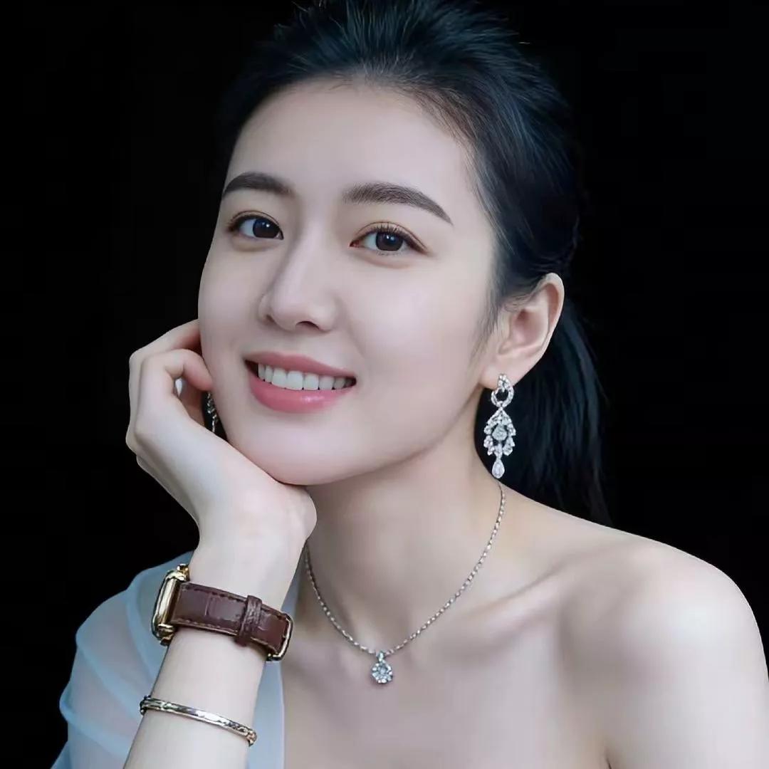 优雅微笑，黑发配饰，精致妆容，气质非凡。