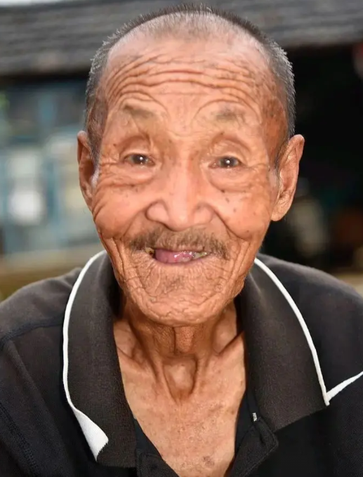 要面子，邻村一位82岁的五保户夜里无疾而终，两个侄子收拾遗物时，在老人床席下翻出