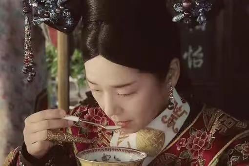 公元1880年，守寡27年的慈禧，变得犯困厌食，还恶心想吐，肚子也微微隆起，两位
