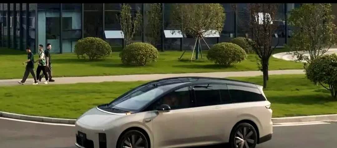 李想还是有前瞻的目光。有人说L系列大卖，为什么不直接做纯电版本？