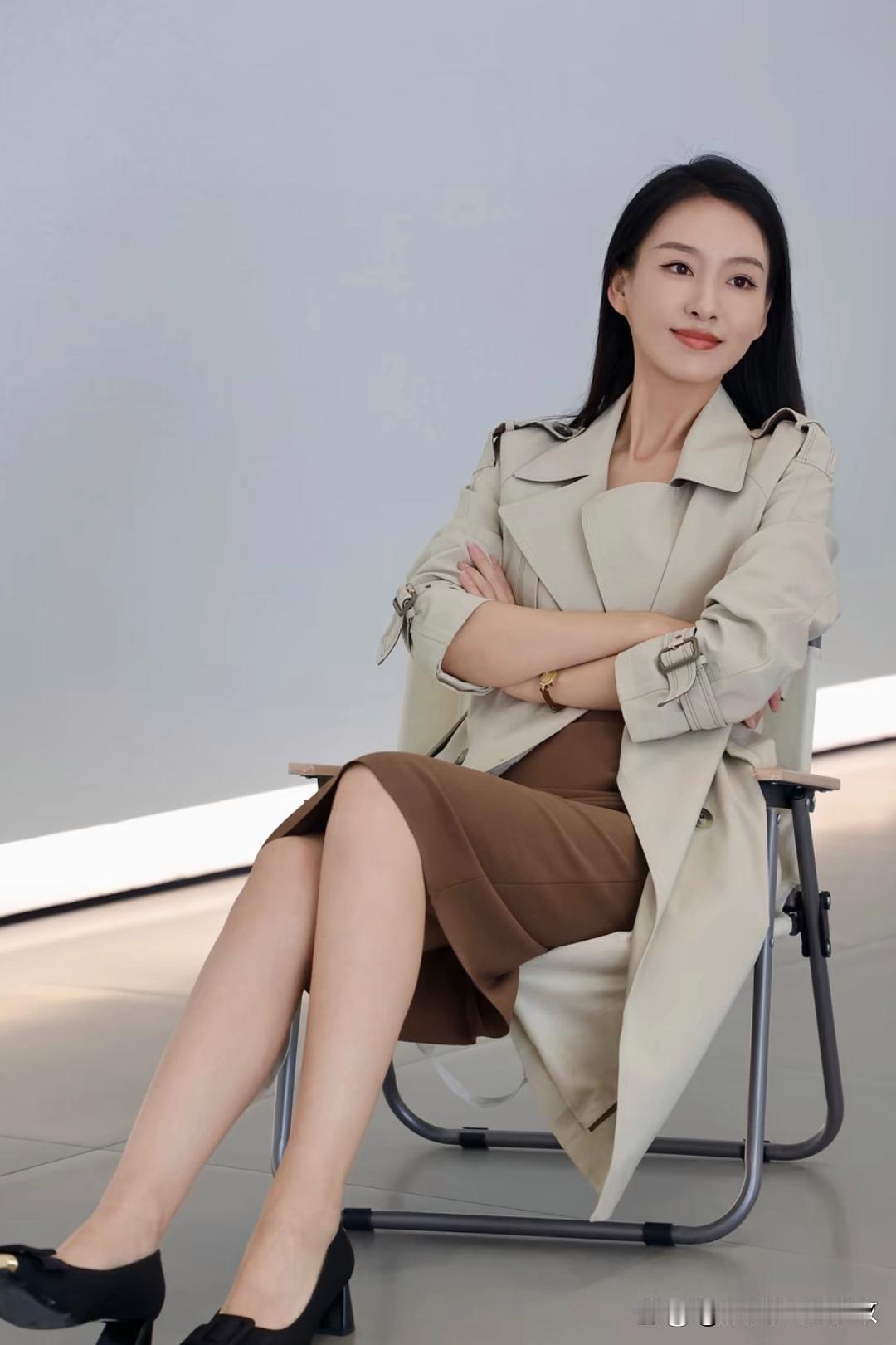 米色风衣搭配棕色裙装，简直是优雅职场风的神来之笔！就像米白短款大衣配深棕半裙，短