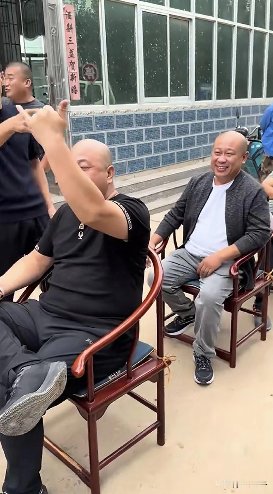 壮汉拦路婚车，开口就要6000块钱，这是讨喜呢？还是拦路抢劫？！