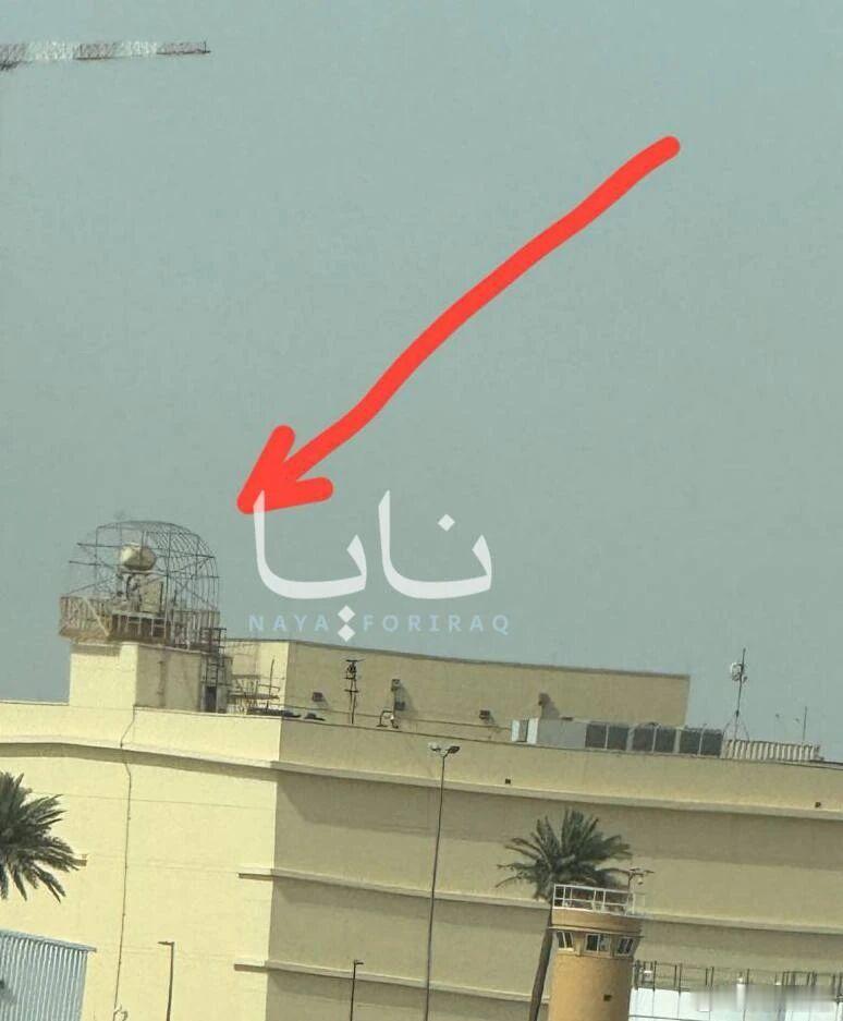 美军在雷达上方安装了钢丝笼子，以防无人机袭击！美军在巴格达美国大使馆屋顶剩余的雷