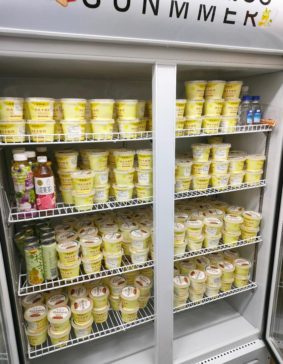 很多人冲进山姆和盒马，根本不是去买菜，而是去“挖宝”——酸奶冷柜就是重灾区。玻璃