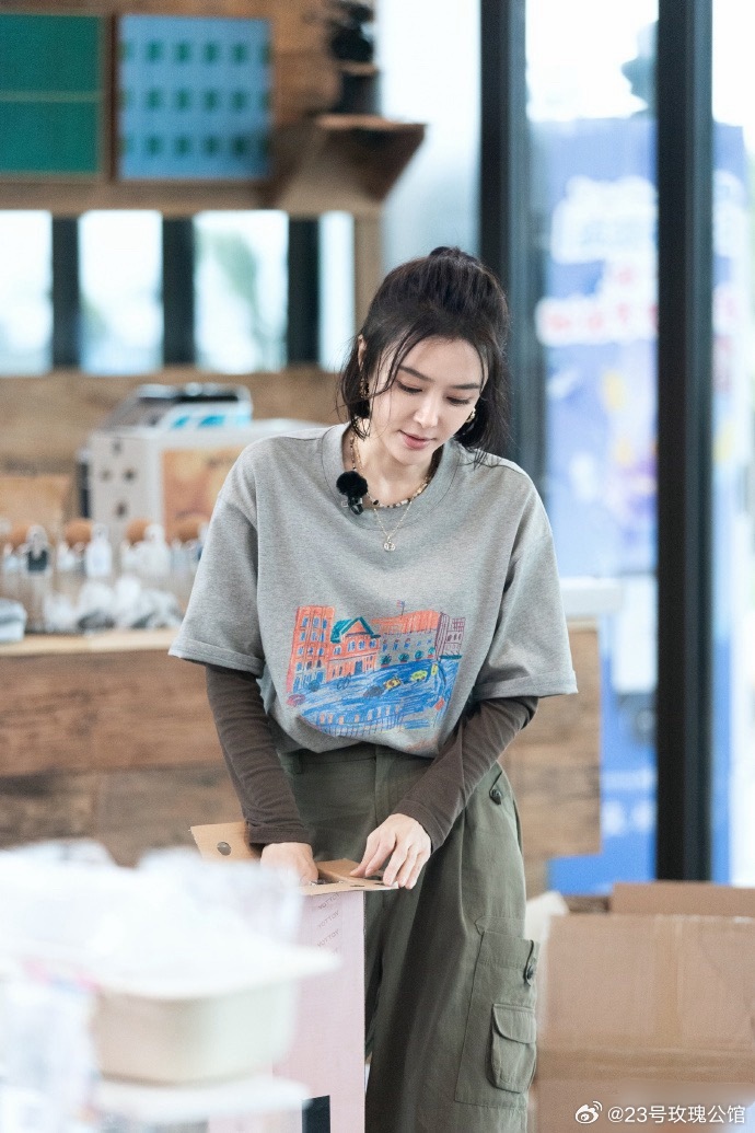 秦岚新换了半扎发型年轻20岁！穿假两件T恤+工装裤，时髦又减龄！