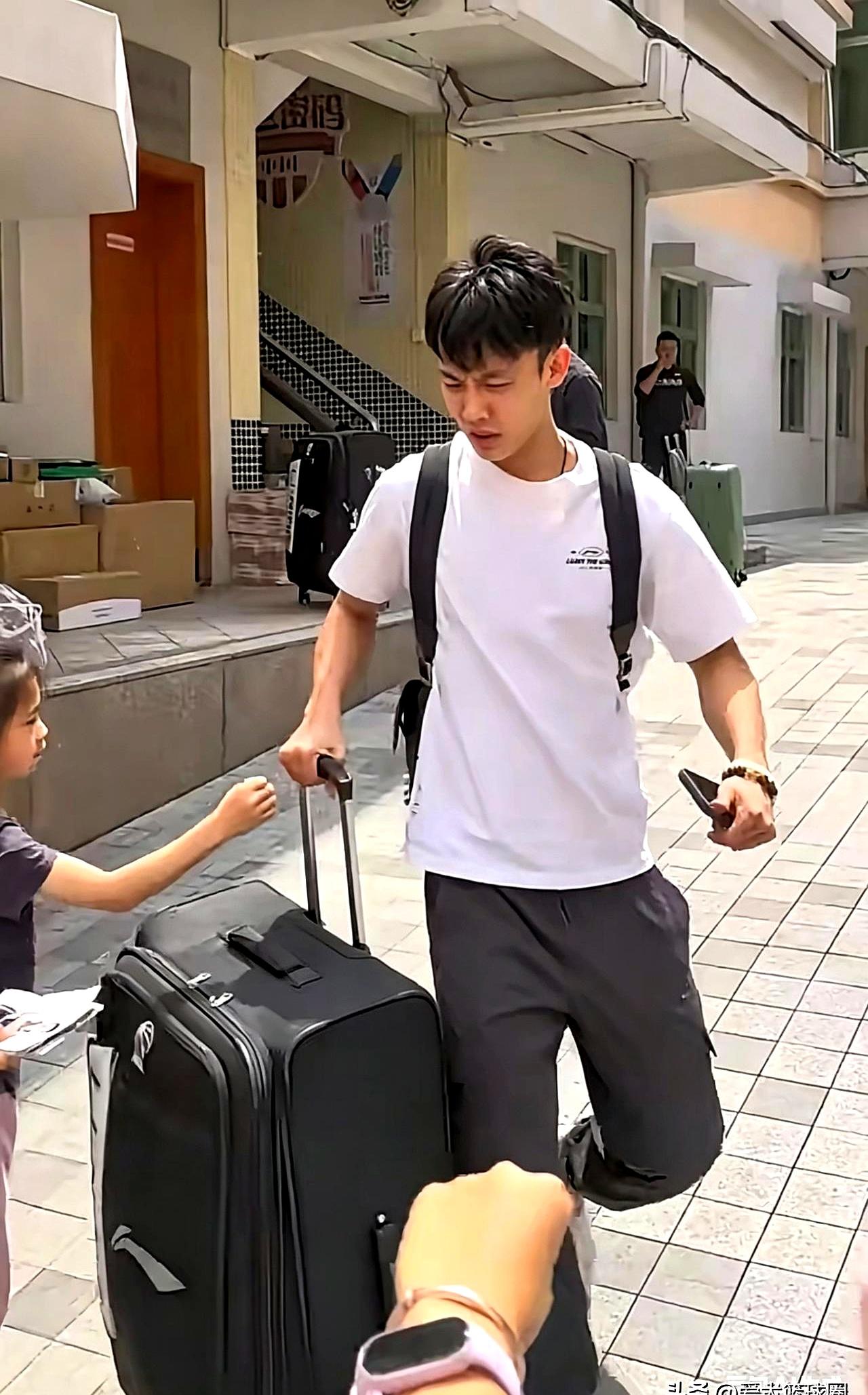 今早车窗还挂着水汽时，广东全队从球队大巴进广州白云机场候机，计划16:40落地太