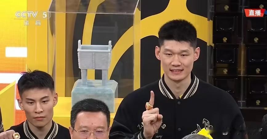 投资人无缘冠军颁奖仪式，楼明也是CBA第一人！昨日CBA揭幕战浙江方兴渡男篮