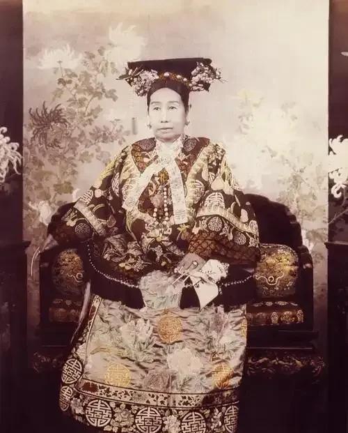 1901年，八国联军要求慈禧“惩办祸首”，慈禧赐军机大臣赵舒翘自尽，没想到赵舒翘