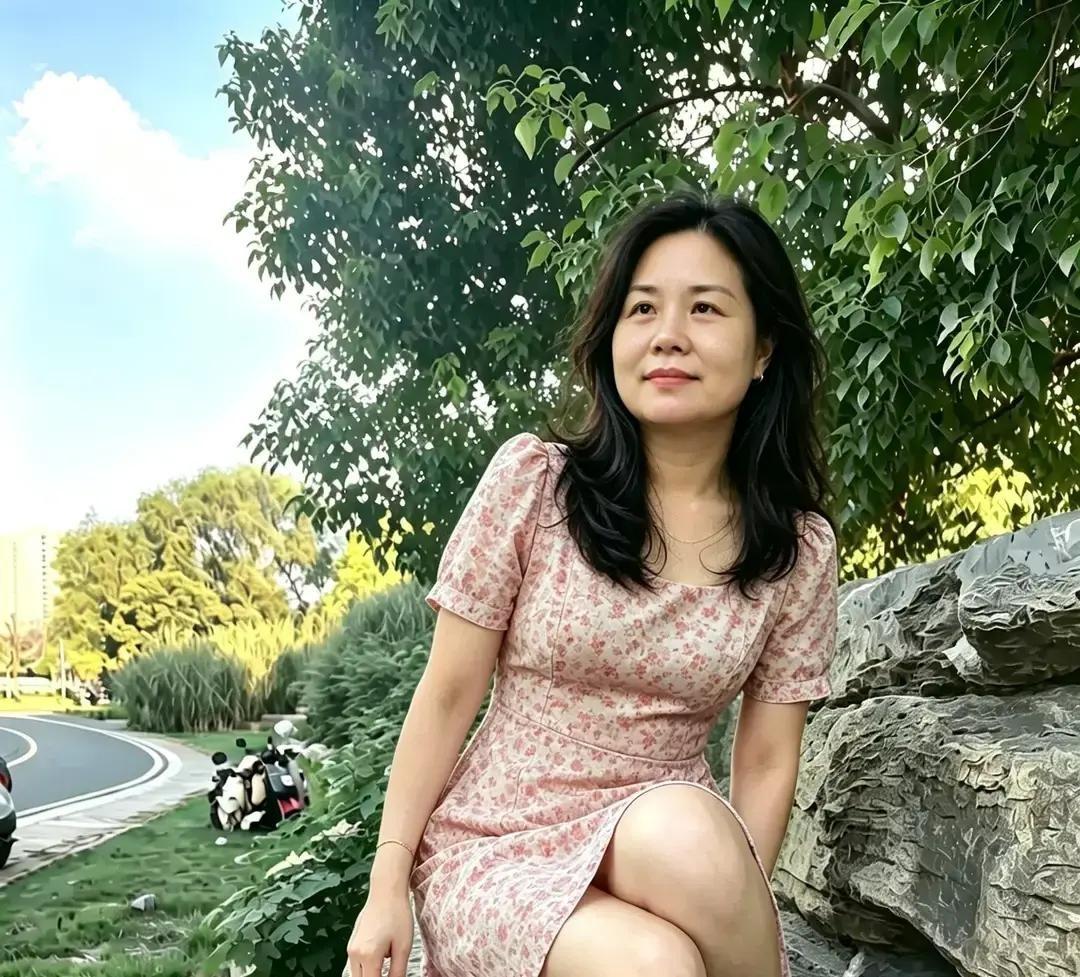 前几天碰到个熟人老哥，神神秘秘地把我拉到角落，压低嗓门交了个底一套市中心70