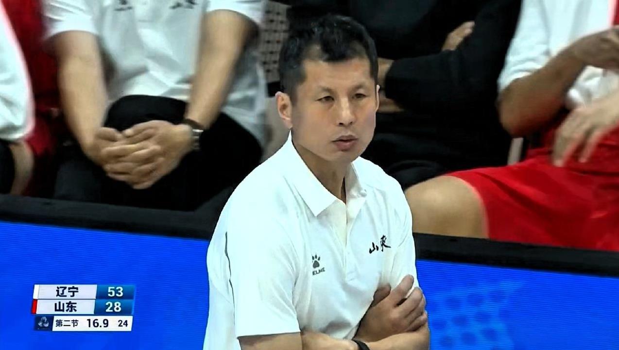 山东男篮教练被打懵了，辽宁男篮太强大，和火力太可怕，高诗岩这把山东队后卫安排得明
