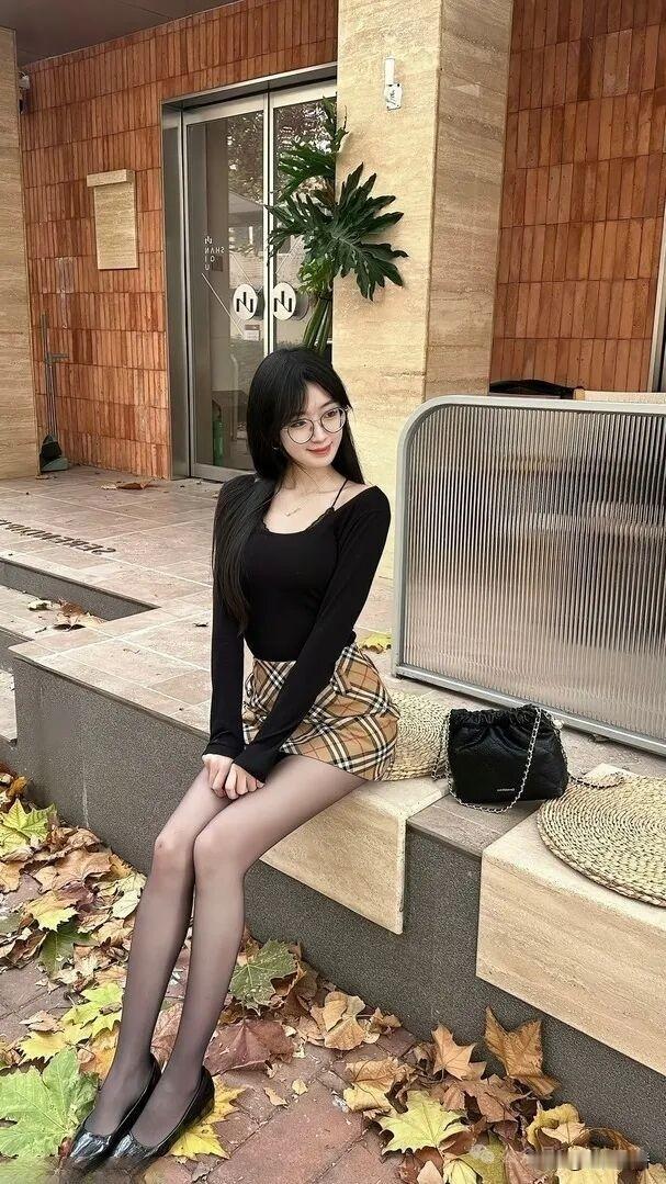 秋日穿搭指南：黑色长袖+格子短裙，优雅气质满满！女士们如何穿出优雅范?做精致女