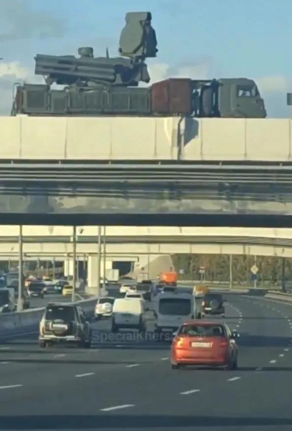 俄罗斯把防空导弹部署到高架桥上，给军舰披上“铁衣”，还部署了可升降高空警戒平台，