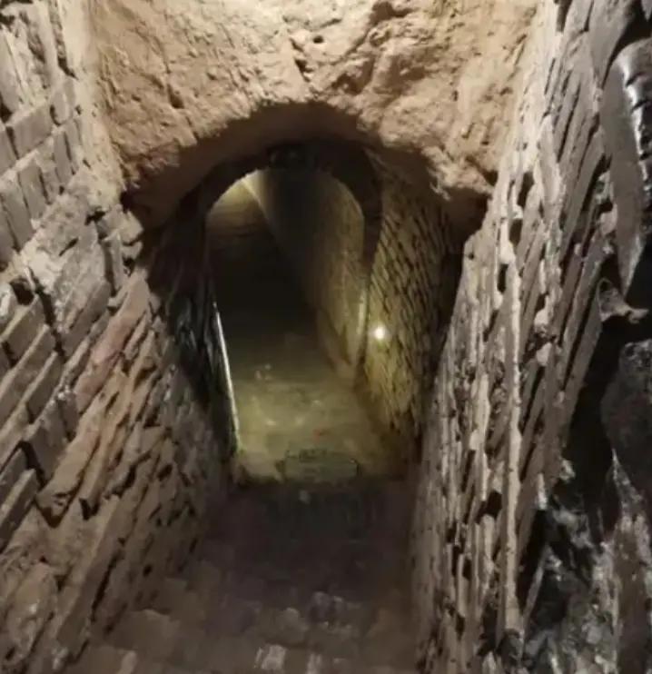 1994年，山西一农户在家里挖地道，本意是想存储点过冬的食物，结果无意发现了一条