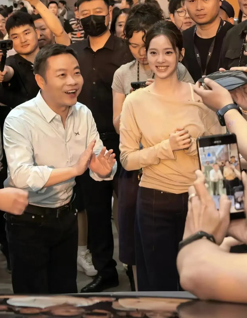 感觉小鹏汽车创始人何小鹏的智商要比蔚来汽车创始人李斌高很多，李斌整天想办法营销蔚