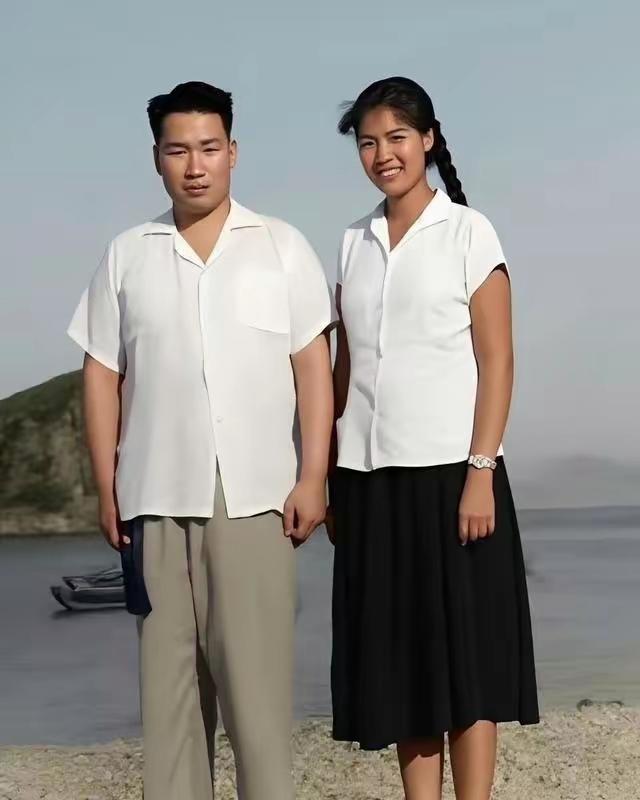 1960年，大连海边，37岁的毛岸青和邵华办婚礼。瞧这合影，俩人都穿得简单大方，