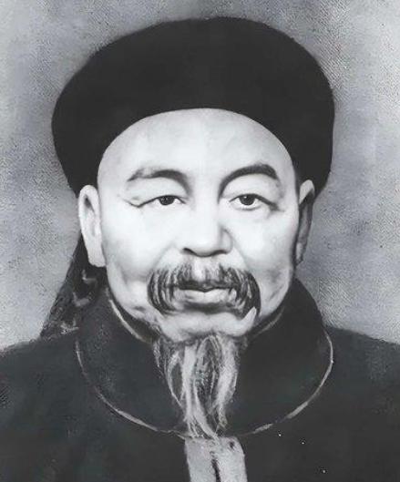 咸丰九年，左宗棠家中来了一位客人，因没有下跪请安，被左宗棠骂了一句“武官见我，不