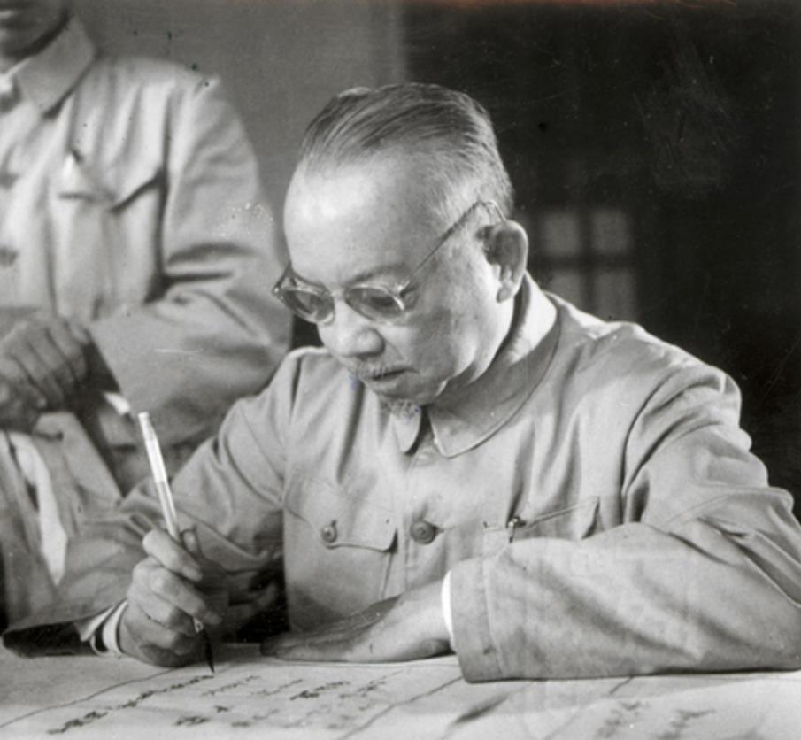 1957年，秘书拿来一份报告，伟人读完后，气愤地摔在桌上。原来，这份报告的内容是